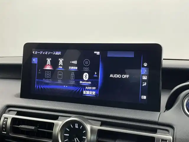 レクサス ＩＳ 300h Fスポーツ 埼玉県 2020(令2)年 5.6万km ホワイトノーヴァガラスフレーク サンルーフ/純正10.3インチナビ/ CD DVD Bluetooth USB 地デジTV/パノラミックビューモニター/レーダークルーズコントロール/黒レザーシート/パワーシート/シートヒーター/ステアリングヒーター/ビルトインETC2.0/オートLEDライト/フォグライト/オートハイビーム/衝突被害軽減ブレーキ/純正１９インチアルミホイール