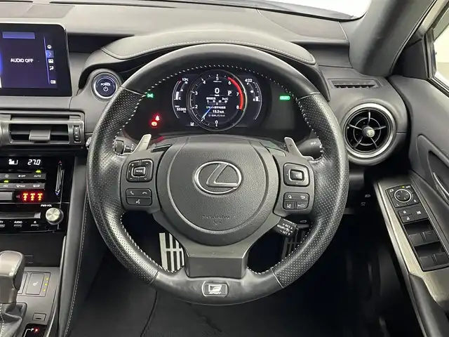 レクサス ＩＳ 300h Fスポーツ 埼玉県 2020(令2)年 5.6万km ホワイトノーヴァガラスフレーク サンルーフ/純正10.3インチナビ/ CD DVD Bluetooth USB 地デジTV/パノラミックビューモニター/レーダークルーズコントロール/黒レザーシート/パワーシート/シートヒーター/ステアリングヒーター/ビルトインETC2.0/オートLEDライト/フォグライト/オートハイビーム/衝突被害軽減ブレーキ/純正１９インチアルミホイール