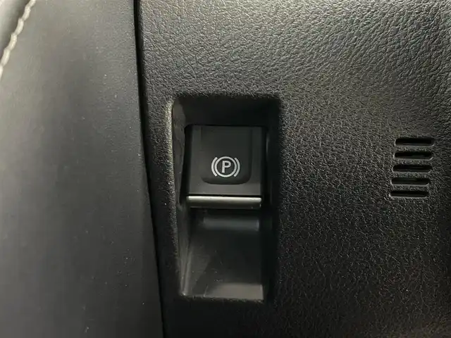 レクサス ＩＳ 300h Fスポーツ 埼玉県 2020(令2)年 5.6万km ホワイトノーヴァガラスフレーク サンルーフ/純正10.3インチナビ/ CD DVD Bluetooth USB 地デジTV/パノラミックビューモニター/レーダークルーズコントロール/黒レザーシート/パワーシート/シートヒーター/ステアリングヒーター/ビルトインETC2.0/オートLEDライト/フォグライト/オートハイビーム/衝突被害軽減ブレーキ/純正１９インチアルミホイール