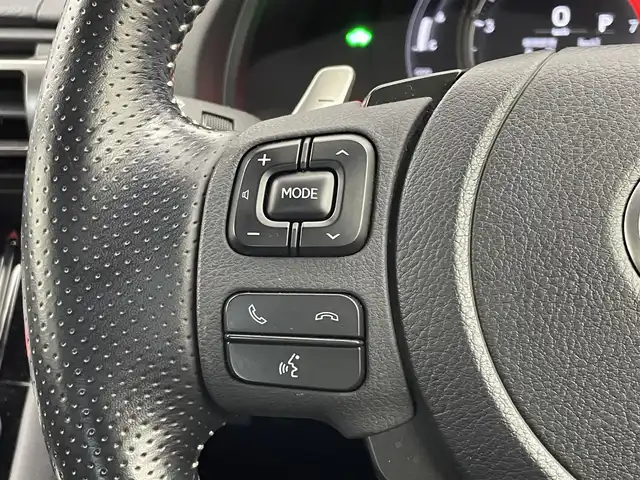 レクサス ＩＳ 300h Fスポーツ 埼玉県 2020(令2)年 5.6万km ホワイトノーヴァガラスフレーク サンルーフ/純正10.3インチナビ/ CD DVD Bluetooth USB 地デジTV/パノラミックビューモニター/レーダークルーズコントロール/黒レザーシート/パワーシート/シートヒーター/ステアリングヒーター/ビルトインETC2.0/オートLEDライト/フォグライト/オートハイビーム/衝突被害軽減ブレーキ/純正１９インチアルミホイール