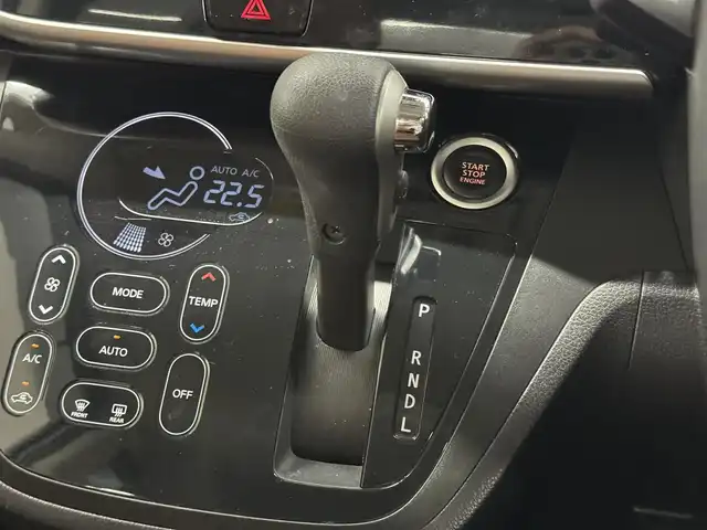日産 デイズ ルークス ハイウェイスター Gターボ 三重県 2020(令2)年 6.2万km ホワイトパール ガソリン・ターボ/FF/インパネCVT/ストラーダ 7インチナビ CN-RE05WD/（FM/AM/SD/iPod/TV/USB/Bluetooth/MEMORY MUSIC/CD/DVD）/アラウンドビューモニター/両側オートスライドドア/ETC/安全/・エマージェンシーブレーキ/・LDW（車線逸脱警報）/・ハイビームアシスト/・VDC（ビークルダイナミクスコントロール）/・踏み間違い衝突防止アシスト/装備/・レザー調シートカバー（ブラウン）/・オートエアコン/・オートライトシステム/・LEDヘッドランプ/・フロントフォグランプ/・電動格納ドアミラー/・リヤシーリングファン（『ナノイー』）/・ステアリングスイッチ/・プッシュスタート/・インテリジェントキーx2/・SRS デュアル＋サイドエアバッグ/・純正15inAW/・保/取/など