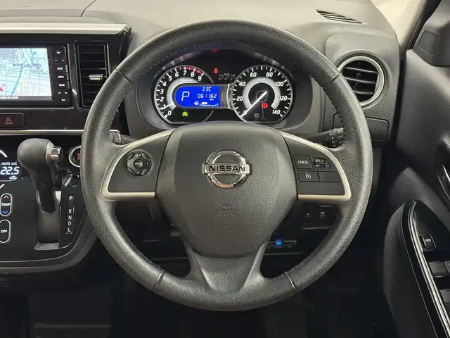 日産 デイズ ルークス ハイウェイスター Gターボ 三重県 2020(令2)年 6.2万km ホワイトパール ガソリン・ターボ/FF/インパネCVT/ストラーダ 7インチナビ CN-RE05WD/（FM/AM/SD/iPod/TV/USB/Bluetooth/MEMORY MUSIC/CD/DVD）/アラウンドビューモニター/両側オートスライドドア/ETC/安全/・エマージェンシーブレーキ/・LDW（車線逸脱警報）/・ハイビームアシスト/・VDC（ビークルダイナミクスコントロール）/・踏み間違い衝突防止アシスト/装備/・レザー調シートカバー（ブラウン）/・オートエアコン/・オートライトシステム/・LEDヘッドランプ/・フロントフォグランプ/・電動格納ドアミラー/・リヤシーリングファン（『ナノイー』）/・ステアリングスイッチ/・プッシュスタート/・インテリジェントキーx2/・SRS デュアル＋サイドエアバッグ/・純正15inAW/・保/取/など