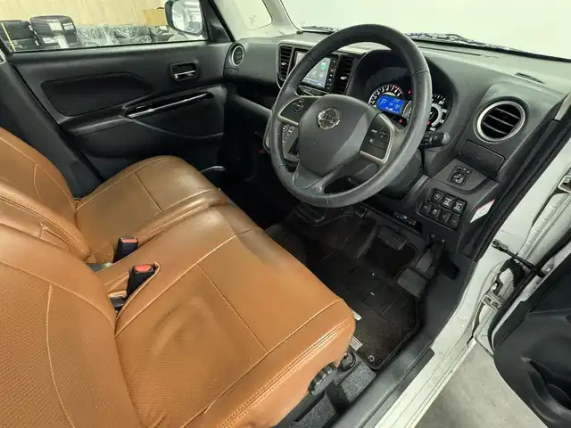 日産 デイズ ルークス ハイウェイスター Gターボ 三重県 2020(令2)年 6.2万km ホワイトパール ガソリン・ターボ/FF/インパネCVT/ストラーダ 7インチナビ CN-RE05WD/（FM/AM/SD/iPod/TV/USB/Bluetooth/MEMORY MUSIC/CD/DVD）/アラウンドビューモニター/両側オートスライドドア/ETC/安全/・エマージェンシーブレーキ/・LDW（車線逸脱警報）/・ハイビームアシスト/・VDC（ビークルダイナミクスコントロール）/・踏み間違い衝突防止アシスト/装備/・レザー調シートカバー（ブラウン）/・オートエアコン/・オートライトシステム/・LEDヘッドランプ/・フロントフォグランプ/・電動格納ドアミラー/・リヤシーリングファン（『ナノイー』）/・ステアリングスイッチ/・プッシュスタート/・インテリジェントキーx2/・SRS デュアル＋サイドエアバッグ/・純正15inAW/・保/取/など