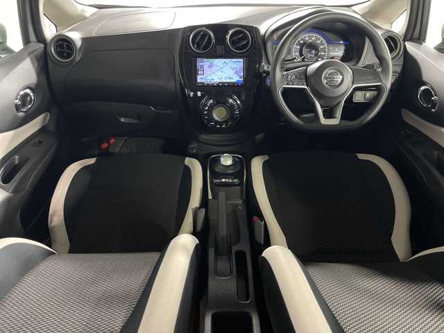日産 ノート e－パワー X Vセレクション 神奈川県 2020(令2)年 3.5万km ブリリアントシルバー 社外７型メモリーナビゲーション【CN-B301B】/AM FM Bluetooth/インテリジェントアラウンドビューモニター/インテリジェントルームミラー/インテリジェントエマージェンシーブレーキ/車線逸脱警報/踏み間違い防止アシスト/ハイビームアシスト/フロントバックソナー/ドライブモード/プッシュスタート/ETC/インテリジェントキー/純正15インチアルミホイール/電格ウインカーミラー/LEDヘッドランプ/オートライト