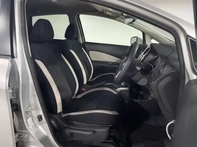 日産 ノート e－パワー X Vセレクション 神奈川県 2020(令2)年 3.5万km ブリリアントシルバー 社外７型メモリーナビゲーション【CN-B301B】/AM FM Bluetooth/インテリジェントアラウンドビューモニター/インテリジェントルームミラー/インテリジェントエマージェンシーブレーキ/車線逸脱警報/踏み間違い防止アシスト/ハイビームアシスト/フロントバックソナー/ドライブモード/プッシュスタート/ETC/インテリジェントキー/純正15インチアルミホイール/電格ウインカーミラー/LEDヘッドランプ/オートライト