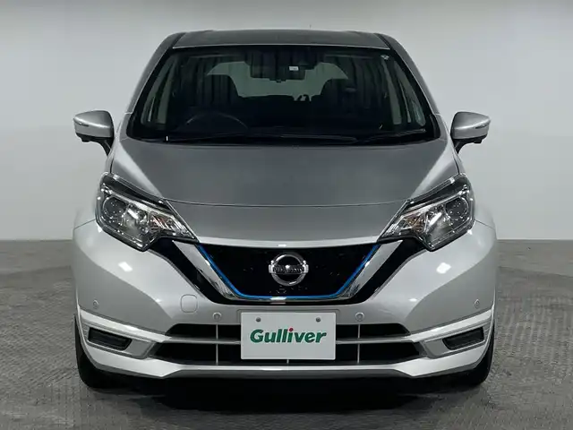 日産 ノート e－パワー X Vセレクション 神奈川県 2020(令2)年 3.5万km ブリリアントシルバー 社外７型メモリーナビゲーション【CN-B301B】/AM FM Bluetooth/インテリジェントアラウンドビューモニター/インテリジェントルームミラー/インテリジェントエマージェンシーブレーキ/車線逸脱警報/踏み間違い防止アシスト/ハイビームアシスト/フロントバックソナー/ドライブモード/プッシュスタート/ETC/インテリジェントキー/純正15インチアルミホイール/電格ウインカーミラー/LEDヘッドランプ/オートライト