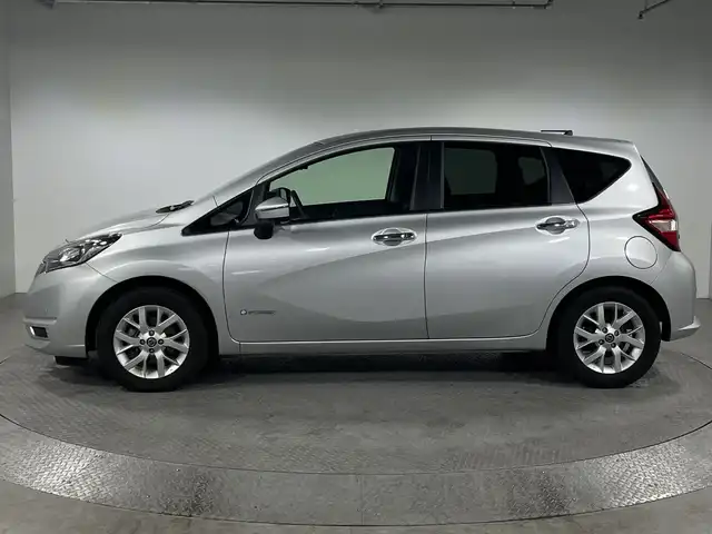 日産 ノート e－パワー X Vセレクション 神奈川県 2020(令2)年 3.5万km ブリリアントシルバー 社外７型メモリーナビゲーション【CN-B301B】/AM FM Bluetooth/インテリジェントアラウンドビューモニター/インテリジェントルームミラー/インテリジェントエマージェンシーブレーキ/車線逸脱警報/踏み間違い防止アシスト/ハイビームアシスト/フロントバックソナー/ドライブモード/プッシュスタート/ETC/インテリジェントキー/純正15インチアルミホイール/電格ウインカーミラー/LEDヘッドランプ/オートライト
