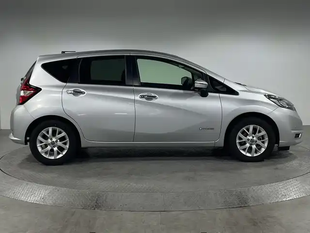 日産 ノート e－パワー X Vセレクション 神奈川県 2020(令2)年 3.5万km ブリリアントシルバー 社外７型メモリーナビゲーション【CN-B301B】/AM FM Bluetooth/インテリジェントアラウンドビューモニター/インテリジェントルームミラー/インテリジェントエマージェンシーブレーキ/車線逸脱警報/踏み間違い防止アシスト/ハイビームアシスト/フロントバックソナー/ドライブモード/プッシュスタート/ETC/インテリジェントキー/純正15インチアルミホイール/電格ウインカーミラー/LEDヘッドランプ/オートライト