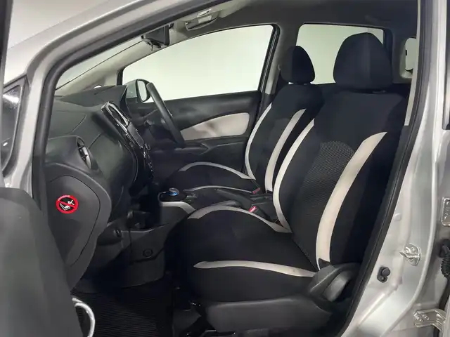日産 ノート e－パワー X Vセレクション 神奈川県 2020(令2)年 3.5万km ブリリアントシルバー 社外７型メモリーナビゲーション【CN-B301B】/AM FM Bluetooth/インテリジェントアラウンドビューモニター/インテリジェントルームミラー/インテリジェントエマージェンシーブレーキ/車線逸脱警報/踏み間違い防止アシスト/ハイビームアシスト/フロントバックソナー/ドライブモード/プッシュスタート/ETC/インテリジェントキー/純正15インチアルミホイール/電格ウインカーミラー/LEDヘッドランプ/オートライト