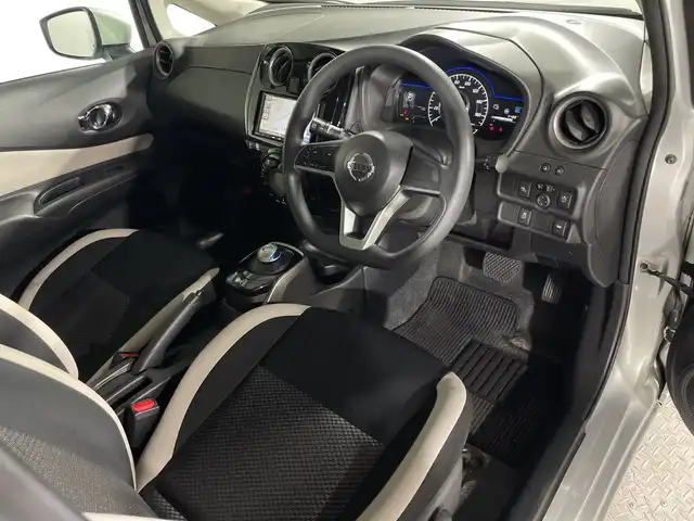 日産 ノート e－パワー X Vセレクション 神奈川県 2020(令2)年 3.5万km ブリリアントシルバー 社外７型メモリーナビゲーション【CN-B301B】/AM FM Bluetooth/インテリジェントアラウンドビューモニター/インテリジェントルームミラー/インテリジェントエマージェンシーブレーキ/車線逸脱警報/踏み間違い防止アシスト/ハイビームアシスト/フロントバックソナー/ドライブモード/プッシュスタート/ETC/インテリジェントキー/純正15インチアルミホイール/電格ウインカーミラー/LEDヘッドランプ/オートライト