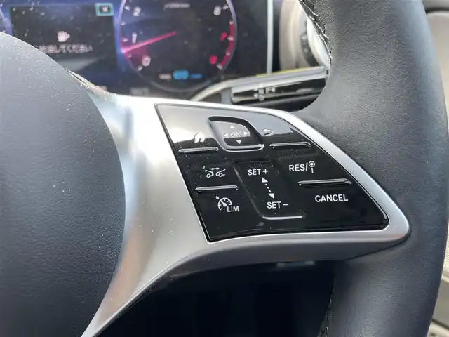 メルセデス・ベンツ Ｃ１８０ アバンギャルド 神奈川県 2022(令4)年 0.6万km オブシディアンブラック ワンオーナー /純正HDDナビ /全方位カメラ　/フルセグテレビ　/追従型クルーズコントロール　/純正フロアマット　/パワーシート　/シートヒーター　/プッシュスタート　/純正17インチアルミホイール　/USBタイプC　/ワイヤレス充電/アイソフィックス/取扱説明書/保証書/記録簿/衝突被害軽減システム