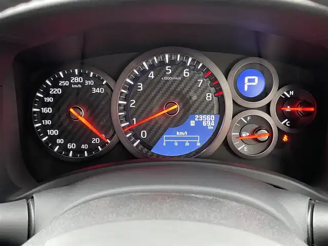 日産 ＧＴ－Ｒ ピュアエディション 神奈川県 2016(平28)年 2.4万km オーロラフレアブルーパール 純正SDナビ・地デジTV/バックモニター/ハーフレザーシート/純正20インチAW/ブレンボブレーキ/LEDヘッドライト/カーボングリル/コーナーセンサー/前席パワーシート/クルーズコントロール/純正CD/DVD/MSV/BT/USB再生/ビルトインETC/ドライブレコーダー/パドルシフト/レーダー探知機/プッシュスタート/インテリキー×2/保証書・取扱説明書