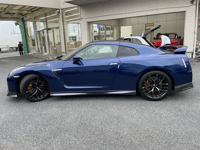 日産 ＧＴ－Ｒ ピュアエディション 神奈川県 2016(平28)年 2.4万km オーロラフレアブルーパール 純正SDナビ・地デジTV/バックモニター/ハーフレザーシート/純正20インチAW/ブレンボブレーキ/LEDヘッドライト/カーボングリル/コーナーセンサー/前席パワーシート/クルーズコントロール/純正CD/DVD/MSV/BT/USB再生/ビルトインETC/ドライブレコーダー/パドルシフト/レーダー探知機/プッシュスタート/インテリキー×2/保証書・取扱説明書
