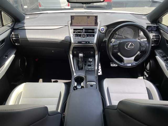 レクサス ＮＸ 300h Fスポーツ 茨城県 2019(令1)年 6.5万km ホワイトノーヴァガラスフレーク ワンオーナー/保証書/取扱説明書/カードキー　/４WD/純正メモリーナビ/（フルセグTV/CD/DVD・BD/FM・AM/USB）/パノラミックビューモニター/コーナーセンサー/前後ドラレコ　/レーダー探知機/ビルトインETC2.0/衝突軽減システム　/レーダークルーズコントロール　/プリクラッシュセーフティー/レーントレーシングアシスト/アダプティブハイビームシステム/ムーンルーフ/パドルシフト/ハーフレザー電動シート　/シートヒーター＆エアシート/パワーバックドア/ステアリングヒーター/アイドリングストップ