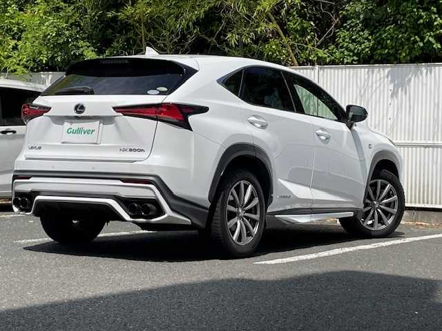 レクサス ＮＸ 300h Fスポーツ 茨城県 2019(令1)年 6.5万km ホワイトノーヴァガラスフレーク ワンオーナー/保証書/取扱説明書/カードキー　/４WD/純正メモリーナビ/（フルセグTV/CD/DVD・BD/FM・AM/USB）/パノラミックビューモニター/コーナーセンサー/前後ドラレコ　/レーダー探知機/ビルトインETC2.0/衝突軽減システム　/レーダークルーズコントロール　/プリクラッシュセーフティー/レーントレーシングアシスト/アダプティブハイビームシステム/ムーンルーフ/パドルシフト/ハーフレザー電動シート　/シートヒーター＆エアシート/パワーバックドア/ステアリングヒーター/アイドリングストップ