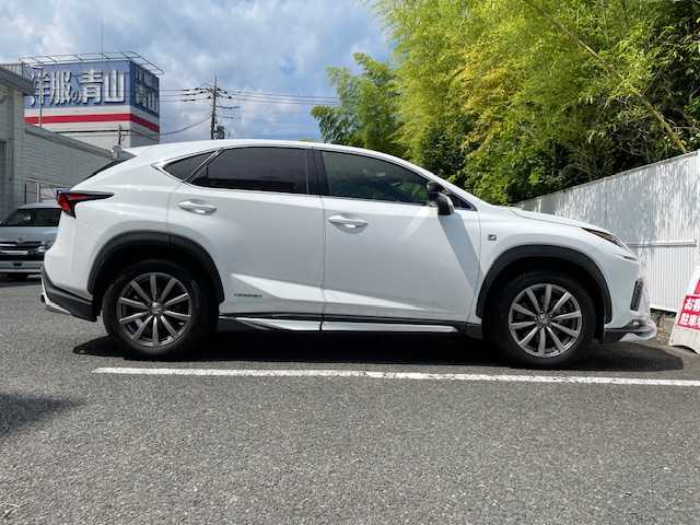 レクサス ＮＸ 300h Fスポーツ 茨城県 2019(令1)年 6.5万km ホワイトノーヴァガラスフレーク ワンオーナー/保証書/取扱説明書/カードキー　/４WD/純正メモリーナビ/（フルセグTV/CD/DVD・BD/FM・AM/USB）/パノラミックビューモニター/コーナーセンサー/前後ドラレコ　/レーダー探知機/ビルトインETC2.0/衝突軽減システム　/レーダークルーズコントロール　/プリクラッシュセーフティー/レーントレーシングアシスト/アダプティブハイビームシステム/ムーンルーフ/パドルシフト/ハーフレザー電動シート　/シートヒーター＆エアシート/パワーバックドア/ステアリングヒーター/アイドリングストップ