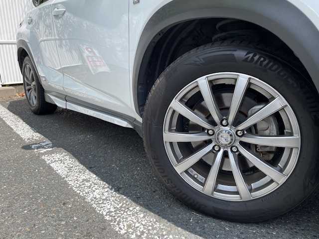 レクサス ＮＸ 300h Fスポーツ 茨城県 2019(令1)年 6.5万km ホワイトノーヴァガラスフレーク ワンオーナー/保証書/取扱説明書/カードキー　/４WD/純正メモリーナビ/（フルセグTV/CD/DVD・BD/FM・AM/USB）/パノラミックビューモニター/コーナーセンサー/前後ドラレコ　/レーダー探知機/ビルトインETC2.0/衝突軽減システム　/レーダークルーズコントロール　/プリクラッシュセーフティー/レーントレーシングアシスト/アダプティブハイビームシステム/ムーンルーフ/パドルシフト/ハーフレザー電動シート　/シートヒーター＆エアシート/パワーバックドア/ステアリングヒーター/アイドリングストップ