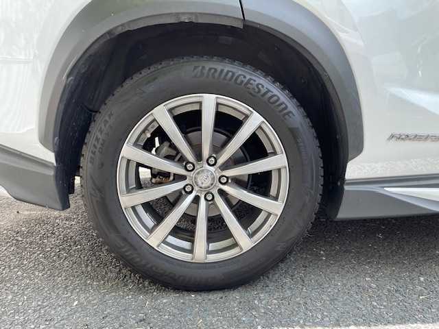 レクサス ＮＸ 300h Fスポーツ 茨城県 2019(令1)年 6.5万km ホワイトノーヴァガラスフレーク ワンオーナー/保証書/取扱説明書/カードキー　/４WD/純正メモリーナビ/（フルセグTV/CD/DVD・BD/FM・AM/USB）/パノラミックビューモニター/コーナーセンサー/前後ドラレコ　/レーダー探知機/ビルトインETC2.0/衝突軽減システム　/レーダークルーズコントロール　/プリクラッシュセーフティー/レーントレーシングアシスト/アダプティブハイビームシステム/ムーンルーフ/パドルシフト/ハーフレザー電動シート　/シートヒーター＆エアシート/パワーバックドア/ステアリングヒーター/アイドリングストップ