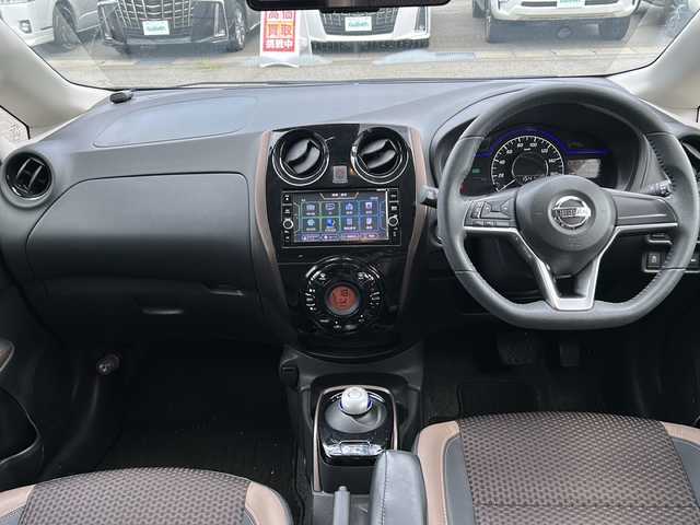 日産 ノート e－パワー メダリスト 富山県 2017(平29)年 5.4万km ブリリアントホワイトパール 全周囲カメラ/純正ナビ/ワンセグTV/CD/DVD/Bluetooth/デジタルインナーミラー/バックカメラ/ドライブレコーダー/コーナーセンサー/スマートキー/スペアキー１本/AWスタッドレスタイヤ車載/オートライト/ETC