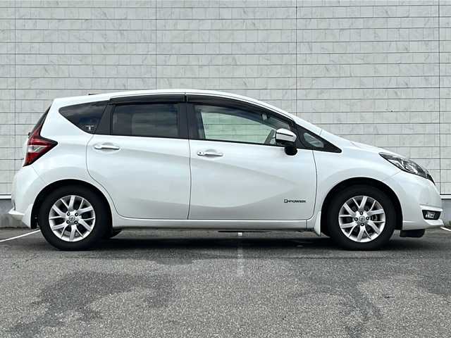 日産 ノート e－パワー メダリスト 富山県 2017(平29)年 5.4万km ブリリアントホワイトパール 全周囲カメラ/純正ナビ/ワンセグTV/CD/DVD/Bluetooth/デジタルインナーミラー/バックカメラ/ドライブレコーダー/コーナーセンサー/スマートキー/スペアキー１本/AWスタッドレスタイヤ車載/オートライト/ETC