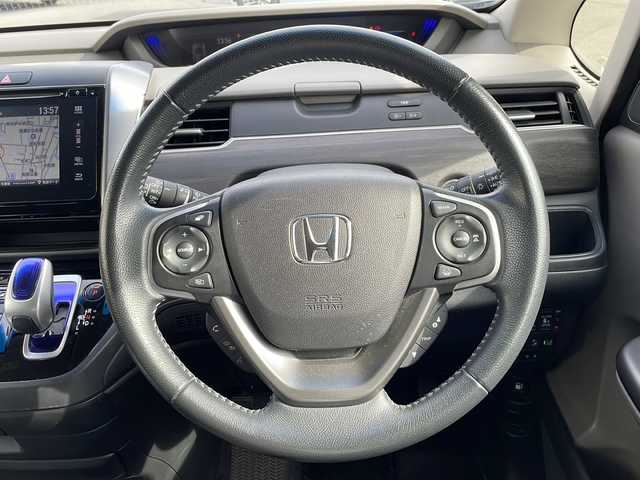 ホンダ フリード ハイブリット EX 長野県 2016(平28)年 6.6万km ブルーホライゾンM ホンダセンシング/・衝突軽減ブレーキ/・誤発進抑制機能/・アダプティブクルーズコントロール/・車線維持支援システム/・歩行者事故低減ステアリング/・路外逸脱抑制機能/・先行車発進お知らせ機能/・標識認識機能/Hondaインターナビ/（CD/DVD/フルセグTV/Bluetooth/HDMI）/バックカメラ/ビルトインETC/両側パワースライドドア/前席シートヒーター/ドライブレコーダー/革巻きステアリング/ステアリングスイッチ/LEDヘッドライト/フォグランプ/スマートキー/Pスタート/電動格納ミラー/純正フロアマット/純正15インチAW/スタッドレス積み込み
