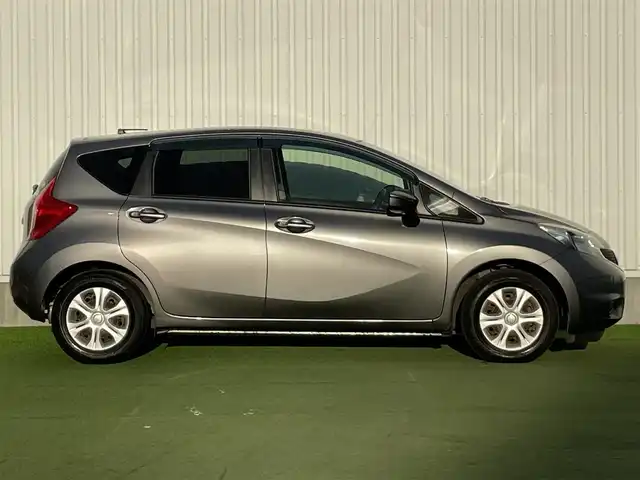 日産 ノート X 香川県 2016(平28)年 4.5万km ダークメタルグレー 登録時走行距離：44450km/純正ナビゲーション/→CD再生/ETC/エマージェンシーブレーキ/プッシュスタート/レベライザー/純正フロアマット/バイザー/レーンキープ/スマートキー