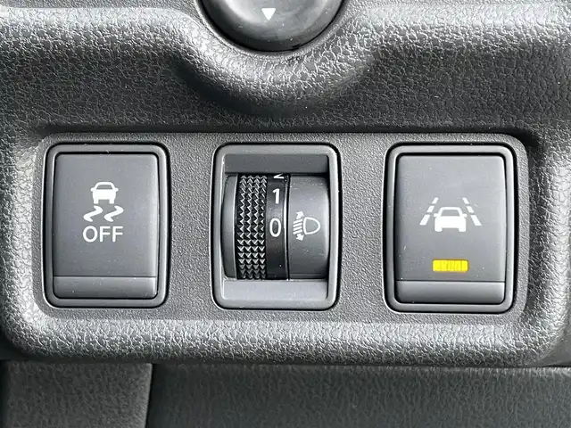 日産 ノート X 香川県 2016(平28)年 4.5万km ダークメタルグレー 登録時走行距離：44450km/純正ナビゲーション/→CD再生/ETC/エマージェンシーブレーキ/プッシュスタート/レベライザー/純正フロアマット/バイザー/レーンキープ/スマートキー