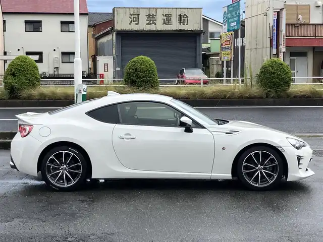 トヨタ ８６ GT 三重県 2018(平30)年 5.3万km クリスタルホワイトパール 車検R9年2月21日/登録時走行距離53073km/♪純正SDナビ/　・TV・AUX・CD再生/　・Bluetooth/♪バックカメラ/♪TEIN車高調/♪社外テールランプ/♪社外フォーン/♪クルーズコントロール/♪スマートキー/♪プッシュスタート/♪LEDヘッドライト/♪LEDフォグライト/♪オートライト/♪革巻きステアリング/♪ステアリングスイッチ/♪ドライブレコーダー/♪フロアマット/♪電動格納ミラー/♪ETC/♪プライバシーガラス/♪横滑り防止/♪サイド/カーテンエアバック