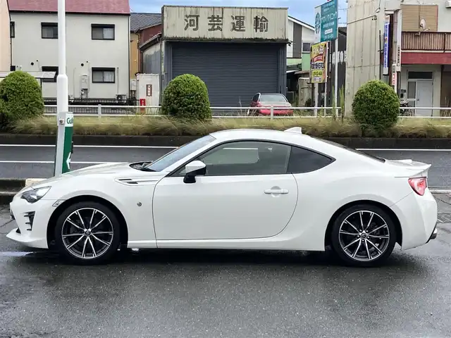 トヨタ ８６ GT 三重県 2018(平30)年 5.3万km クリスタルホワイトパール 車検R9年2月21日/登録時走行距離53073km/♪純正SDナビ/　・TV・AUX・CD再生/　・Bluetooth/♪バックカメラ/♪TEIN車高調/♪社外テールランプ/♪社外フォーン/♪クルーズコントロール/♪スマートキー/♪プッシュスタート/♪LEDヘッドライト/♪LEDフォグライト/♪オートライト/♪革巻きステアリング/♪ステアリングスイッチ/♪ドライブレコーダー/♪フロアマット/♪電動格納ミラー/♪ETC/♪プライバシーガラス/♪横滑り防止/♪サイド/カーテンエアバック