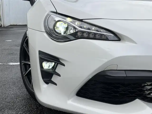トヨタ ８６ GT 三重県 2018(平30)年 5.3万km クリスタルホワイトパール 車検R9年2月21日/登録時走行距離53073km/♪純正SDナビ/　・TV・AUX・CD再生/　・Bluetooth/♪バックカメラ/♪TEIN車高調/♪社外テールランプ/♪社外フォーン/♪クルーズコントロール/♪スマートキー/♪プッシュスタート/♪LEDヘッドライト/♪LEDフォグライト/♪オートライト/♪革巻きステアリング/♪ステアリングスイッチ/♪ドライブレコーダー/♪フロアマット/♪電動格納ミラー/♪ETC/♪プライバシーガラス/♪横滑り防止/♪サイド/カーテンエアバック
