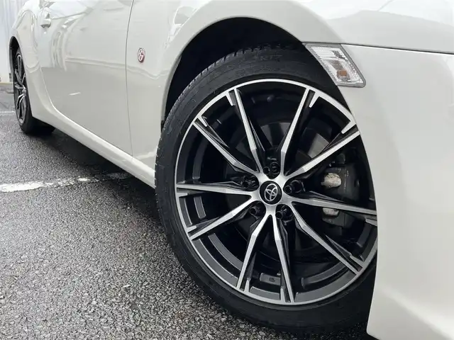 トヨタ ８６ GT 三重県 2018(平30)年 5.3万km クリスタルホワイトパール 車検R9年2月21日/登録時走行距離53073km/♪純正SDナビ/　・TV・AUX・CD再生/　・Bluetooth/♪バックカメラ/♪TEIN車高調/♪社外テールランプ/♪社外フォーン/♪クルーズコントロール/♪スマートキー/♪プッシュスタート/♪LEDヘッドライト/♪LEDフォグライト/♪オートライト/♪革巻きステアリング/♪ステアリングスイッチ/♪ドライブレコーダー/♪フロアマット/♪電動格納ミラー/♪ETC/♪プライバシーガラス/♪横滑り防止/♪サイド/カーテンエアバック