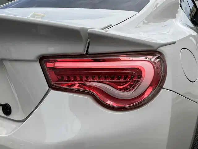 トヨタ ８６ GT 三重県 2018(平30)年 5.3万km クリスタルホワイトパール 車検R9年2月21日/登録時走行距離53073km/♪純正SDナビ/　・TV・AUX・CD再生/　・Bluetooth/♪バックカメラ/♪TEIN車高調/♪社外テールランプ/♪社外フォーン/♪クルーズコントロール/♪スマートキー/♪プッシュスタート/♪LEDヘッドライト/♪LEDフォグライト/♪オートライト/♪革巻きステアリング/♪ステアリングスイッチ/♪ドライブレコーダー/♪フロアマット/♪電動格納ミラー/♪ETC/♪プライバシーガラス/♪横滑り防止/♪サイド/カーテンエアバック