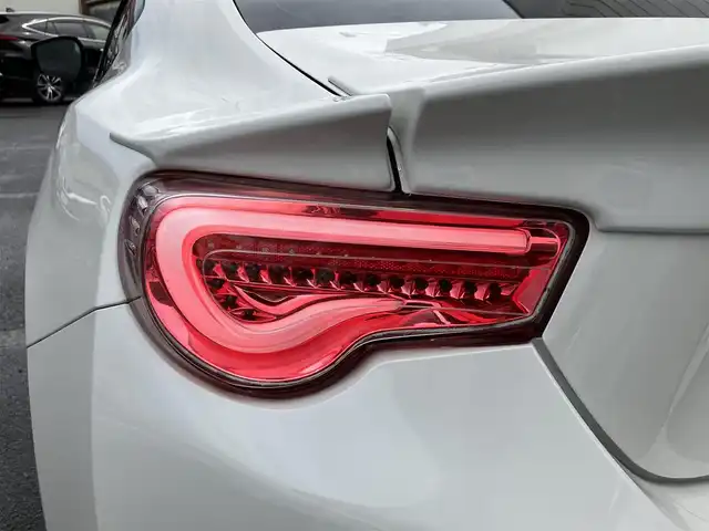 トヨタ ８６ GT 三重県 2018(平30)年 5.3万km クリスタルホワイトパール 車検R9年2月21日/登録時走行距離53073km/♪純正SDナビ/　・TV・AUX・CD再生/　・Bluetooth/♪バックカメラ/♪TEIN車高調/♪社外テールランプ/♪社外フォーン/♪クルーズコントロール/♪スマートキー/♪プッシュスタート/♪LEDヘッドライト/♪LEDフォグライト/♪オートライト/♪革巻きステアリング/♪ステアリングスイッチ/♪ドライブレコーダー/♪フロアマット/♪電動格納ミラー/♪ETC/♪プライバシーガラス/♪横滑り防止/♪サイド/カーテンエアバック