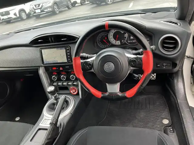 トヨタ ８６ GT 三重県 2018(平30)年 5.3万km クリスタルホワイトパール 車検R9年2月21日/登録時走行距離53073km/♪純正SDナビ/　・TV・AUX・CD再生/　・Bluetooth/♪バックカメラ/♪TEIN車高調/♪社外テールランプ/♪社外フォーン/♪クルーズコントロール/♪スマートキー/♪プッシュスタート/♪LEDヘッドライト/♪LEDフォグライト/♪オートライト/♪革巻きステアリング/♪ステアリングスイッチ/♪ドライブレコーダー/♪フロアマット/♪電動格納ミラー/♪ETC/♪プライバシーガラス/♪横滑り防止/♪サイド/カーテンエアバック