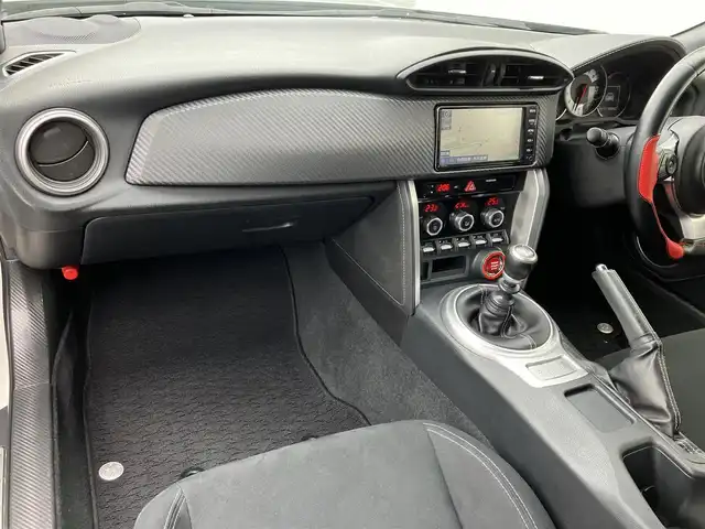 トヨタ ８６ GT 三重県 2018(平30)年 5.3万km クリスタルホワイトパール 車検R9年2月21日/登録時走行距離53073km/♪純正SDナビ/　・TV・AUX・CD再生/　・Bluetooth/♪バックカメラ/♪TEIN車高調/♪社外テールランプ/♪社外フォーン/♪クルーズコントロール/♪スマートキー/♪プッシュスタート/♪LEDヘッドライト/♪LEDフォグライト/♪オートライト/♪革巻きステアリング/♪ステアリングスイッチ/♪ドライブレコーダー/♪フロアマット/♪電動格納ミラー/♪ETC/♪プライバシーガラス/♪横滑り防止/♪サイド/カーテンエアバック