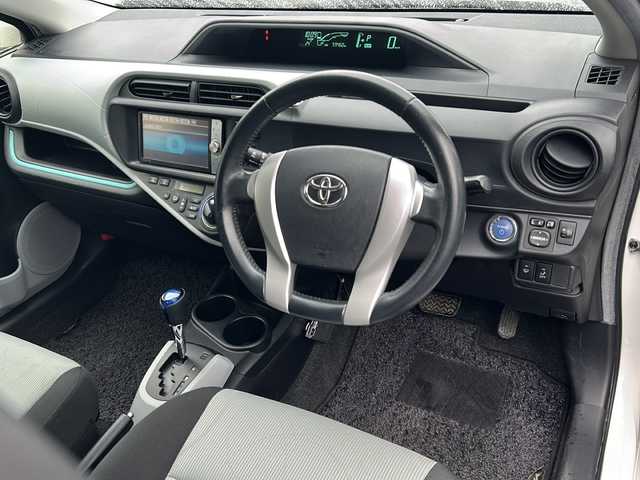 トヨタ アクア S 福島県 2013(平25)年 6万km ライムホワイトパールクリスタルシャイン 純正ナビ　フルセグ　ＢＴ　スマートキー　ＥＴＣ　ＥＶＭＯＤＥ　ＥＣＯＭＯＤＥ　ワイパーデアイサー　電格ミラー　オートライト　取説　プッシュスタート　ＩＳＯＦＩＸ対応　純正フロアマット　ドアバイザー