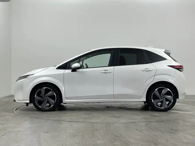 日産 オーラ G レザーエディション 群馬県 2023(令5)年 0.5万km ピュアホワイトパール プロパイロット エマージェンシーブレーキ　純正ナビ　フルセグ　全方位カメラ　BOSEサウンド　ブラインドスポットモニター　デジタルインナーミラー　置くだけ充電　スマートキー　ETC LEDオートライト