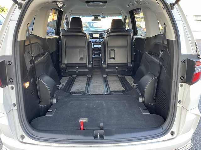 ホンダ オデッセイ ハイブリッド アブソルートセンシングEXパック 大分県 2016(平28)年 8.3万km ホワイトオーキッドパール 純正ナビ（3HU3）/【フルセグTV/Bluetooth/DVD/CD】/Honda SENSING/●衝突軽減ブレーキ 〈CMBS〉/●歩行者事故低減ステアリング/●ACC 〈アダプティブ・クルーズ・コントロール〉/●LKAS 〈車線維持支援システム〉/●路外逸脱抑制機能/●誤発進抑制機能/●先行車発進お知らせ機能/●標識認識機能/マルチビューカメラ/純正リアエンターテイメントシステム/両側パワースライドドア/前後ドラレコ（PDR800FR）/外部端子接続：HDMI・USB/運転席8ウェイパワーシート/LEDヘッドライト/2列目大型ロールサンシェード/2列目オットマン/純正ナビ（テレビ、DVD、FM、、Bluetooth）/ETC/スマートキー/電動格納ミラー/プッシュエンジン/ステアリングスイッチ/チルトステアリング/横滑り防止システム/ドアバイザー/純正フロアマット/スタッドレスタイヤ車載（215/55R17）/保証書/取扱説明書