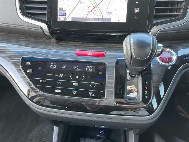 ホンダ オデッセイ ハイブリッド アブソルートセンシングEXパック 大分県 2016(平28)年 8.3万km ホワイトオーキッドパール 純正ナビ（3HU3）/【フルセグTV/Bluetooth/DVD/CD】/Honda SENSING/●衝突軽減ブレーキ 〈CMBS〉/●歩行者事故低減ステアリング/●ACC 〈アダプティブ・クルーズ・コントロール〉/●LKAS 〈車線維持支援システム〉/●路外逸脱抑制機能/●誤発進抑制機能/●先行車発進お知らせ機能/●標識認識機能/マルチビューカメラ/純正リアエンターテイメントシステム/両側パワースライドドア/前後ドラレコ（PDR800FR）/外部端子接続：HDMI・USB/運転席8ウェイパワーシート/LEDヘッドライト/2列目大型ロールサンシェード/2列目オットマン/純正ナビ（テレビ、DVD、FM、、Bluetooth）/ETC/スマートキー/電動格納ミラー/プッシュエンジン/ステアリングスイッチ/チルトステアリング/横滑り防止システム/ドアバイザー/純正フロアマット/スタッドレスタイヤ車載（215/55R17）/保証書/取扱説明書