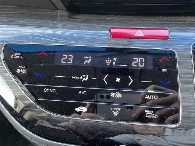 ホンダ オデッセイ ハイブリッド アブソルートセンシングEXパック 大分県 2016(平28)年 8.3万km ホワイトオーキッドパール 純正ナビ（3HU3）/【フルセグTV/Bluetooth/DVD/CD】/Honda SENSING/●衝突軽減ブレーキ 〈CMBS〉/●歩行者事故低減ステアリング/●ACC 〈アダプティブ・クルーズ・コントロール〉/●LKAS 〈車線維持支援システム〉/●路外逸脱抑制機能/●誤発進抑制機能/●先行車発進お知らせ機能/●標識認識機能/マルチビューカメラ/純正リアエンターテイメントシステム/両側パワースライドドア/前後ドラレコ（PDR800FR）/外部端子接続：HDMI・USB/運転席8ウェイパワーシート/LEDヘッドライト/2列目大型ロールサンシェード/2列目オットマン/純正ナビ（テレビ、DVD、FM、、Bluetooth）/ETC/スマートキー/電動格納ミラー/プッシュエンジン/ステアリングスイッチ/チルトステアリング/横滑り防止システム/ドアバイザー/純正フロアマット/スタッドレスタイヤ車載（215/55R17）/保証書/取扱説明書