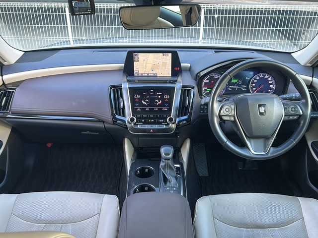 トヨタ クラウン ハイブリッド S Cパッケージ 愛知県 2019(令1)年 3.8万km プレシャスシルバー ワンオーナー/レザーシート/純正ナビ/パノラミックビューカメラ/バックカメラ/クリアランスソナー/前席シートヒーター/前席パワーシート/前側ドライブレコーダー/プリクラッシュセーフティ/レーダークルーズコントロール/リアクロストラフィックアラート/PCD/ヘッドアップディスプレイ/パーキングサポートブレーキ/ロードサインアシスト/パーキングアシスト/ブラインドスポットモニター/前席エアシート/前席シートヒーター/ステアリングヒーター/ビルトインETC/パドルシフト/LEDヘッドライト/オートライト/オートハイビーム/ステアリングスイッチ/オートスイングルーバー/スマートキー/プッシュスタート/純正フロアマット/保証書/取扱説明書/スペアスマートキー