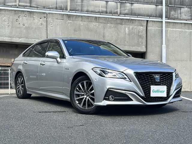 トヨタ クラウン ハイブリッド S Cパッケージ 愛知県 2019(令1)年 3.8万km プレシャスシルバー ワンオーナー/レザーシート/純正ナビ/パノラミックビューカメラ/バックカメラ/クリアランスソナー/前席シートヒーター/前席パワーシート/前側ドライブレコーダー/プリクラッシュセーフティ/レーダークルーズコントロール/リアクロストラフィックアラート/PCD/ヘッドアップディスプレイ/パーキングサポートブレーキ/ロードサインアシスト/パーキングアシスト/ブラインドスポットモニター/前席エアシート/前席シートヒーター/ステアリングヒーター/ビルトインETC/パドルシフト/LEDヘッドライト/オートライト/オートハイビーム/ステアリングスイッチ/オートスイングルーバー/スマートキー/プッシュスタート/純正フロアマット/保証書/取扱説明書/スペアスマートキー