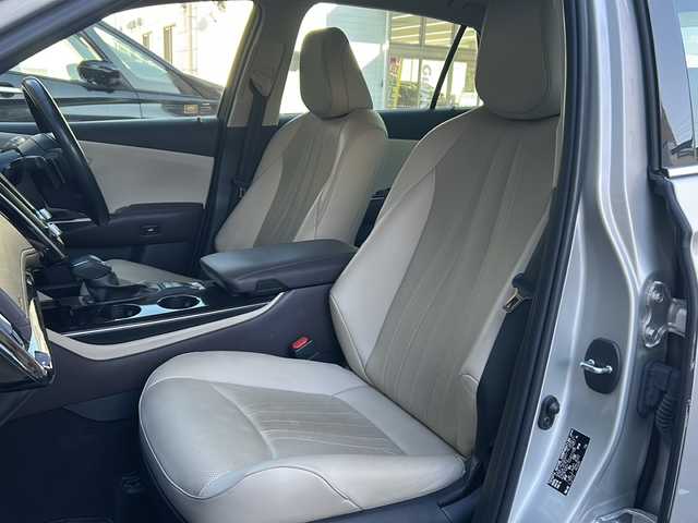 トヨタ クラウン ハイブリッド S Cパッケージ 愛知県 2019(令1)年 3.8万km プレシャスシルバー ワンオーナー/レザーシート/純正ナビ/パノラミックビューカメラ/バックカメラ/クリアランスソナー/前席シートヒーター/前席パワーシート/前側ドライブレコーダー/プリクラッシュセーフティ/レーダークルーズコントロール/リアクロストラフィックアラート/PCD/ヘッドアップディスプレイ/パーキングサポートブレーキ/ロードサインアシスト/パーキングアシスト/ブラインドスポットモニター/前席エアシート/前席シートヒーター/ステアリングヒーター/ビルトインETC/パドルシフト/LEDヘッドライト/オートライト/オートハイビーム/ステアリングスイッチ/オートスイングルーバー/スマートキー/プッシュスタート/純正フロアマット/保証書/取扱説明書/スペアスマートキー