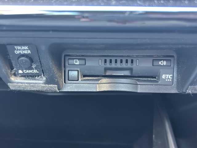 トヨタ クラウン ハイブリッド S Cパッケージ 愛知県 2019(令1)年 3.8万km プレシャスシルバー ワンオーナー/レザーシート/純正ナビ/パノラミックビューカメラ/バックカメラ/クリアランスソナー/前席シートヒーター/前席パワーシート/前側ドライブレコーダー/プリクラッシュセーフティ/レーダークルーズコントロール/リアクロストラフィックアラート/PCD/ヘッドアップディスプレイ/パーキングサポートブレーキ/ロードサインアシスト/パーキングアシスト/ブラインドスポットモニター/前席エアシート/前席シートヒーター/ステアリングヒーター/ビルトインETC/パドルシフト/LEDヘッドライト/オートライト/オートハイビーム/ステアリングスイッチ/オートスイングルーバー/スマートキー/プッシュスタート/純正フロアマット/保証書/取扱説明書/スペアスマートキー