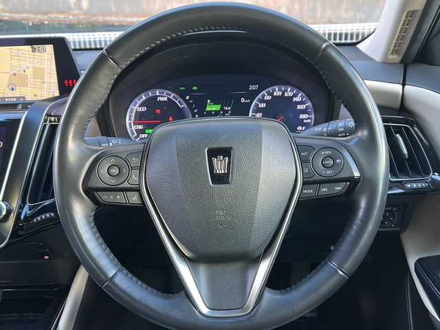 トヨタ クラウン ハイブリッド S Cパッケージ 愛知県 2019(令1)年 3.8万km プレシャスシルバー ワンオーナー/レザーシート/純正ナビ/パノラミックビューカメラ/バックカメラ/クリアランスソナー/前席シートヒーター/前席パワーシート/前側ドライブレコーダー/プリクラッシュセーフティ/レーダークルーズコントロール/リアクロストラフィックアラート/PCD/ヘッドアップディスプレイ/パーキングサポートブレーキ/ロードサインアシスト/パーキングアシスト/ブラインドスポットモニター/前席エアシート/前席シートヒーター/ステアリングヒーター/ビルトインETC/パドルシフト/LEDヘッドライト/オートライト/オートハイビーム/ステアリングスイッチ/オートスイングルーバー/スマートキー/プッシュスタート/純正フロアマット/保証書/取扱説明書/スペアスマートキー