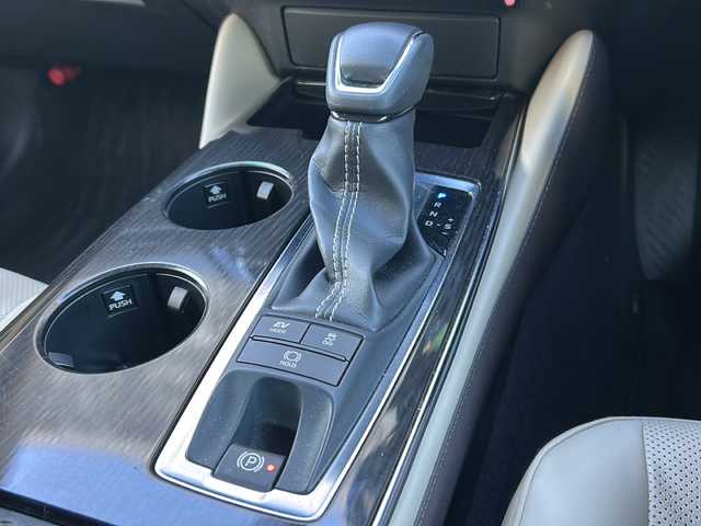 トヨタ クラウン ハイブリッド S Cパッケージ 愛知県 2019(令1)年 3.8万km プレシャスシルバー ワンオーナー/レザーシート/純正ナビ/パノラミックビューカメラ/バックカメラ/クリアランスソナー/前席シートヒーター/前席パワーシート/前側ドライブレコーダー/プリクラッシュセーフティ/レーダークルーズコントロール/リアクロストラフィックアラート/PCD/ヘッドアップディスプレイ/パーキングサポートブレーキ/ロードサインアシスト/パーキングアシスト/ブラインドスポットモニター/前席エアシート/前席シートヒーター/ステアリングヒーター/ビルトインETC/パドルシフト/LEDヘッドライト/オートライト/オートハイビーム/ステアリングスイッチ/オートスイングルーバー/スマートキー/プッシュスタート/純正フロアマット/保証書/取扱説明書/スペアスマートキー