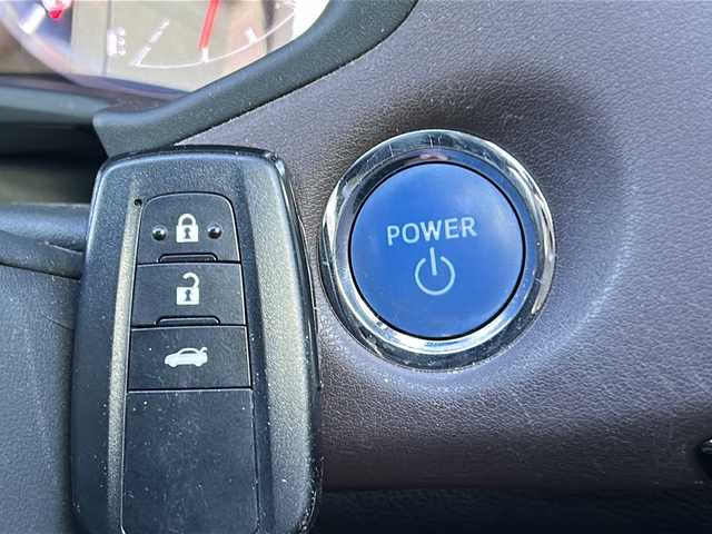 トヨタ クラウン ハイブリッド S Cパッケージ 愛知県 2019(令1)年 3.8万km プレシャスシルバー ワンオーナー/レザーシート/純正ナビ/パノラミックビューカメラ/バックカメラ/クリアランスソナー/前席シートヒーター/前席パワーシート/前側ドライブレコーダー/プリクラッシュセーフティ/レーダークルーズコントロール/リアクロストラフィックアラート/PCD/ヘッドアップディスプレイ/パーキングサポートブレーキ/ロードサインアシスト/パーキングアシスト/ブラインドスポットモニター/前席エアシート/前席シートヒーター/ステアリングヒーター/ビルトインETC/パドルシフト/LEDヘッドライト/オートライト/オートハイビーム/ステアリングスイッチ/オートスイングルーバー/スマートキー/プッシュスタート/純正フロアマット/保証書/取扱説明書/スペアスマートキー