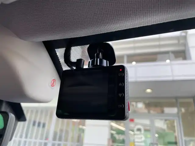 スバル レヴォーグ 2．0STIスポーツアイサイト 東京都 2018(平30)年 3.8万km クリスタルホワイトP サンルーフ/SDナビ/（CD/DVD/BTオーディオ/フルセグ）/バックカメラ/アイサイトツーリングアシスト/・プリクラッシュブレーキ/・アダクティブクルーズコントロール/・車線逸脱ふらつき警報/アイサイトセーフティプラス/・フロント/サイドビューモニター/・スマートリアビューミラー/革スポーツシート/前席パワーシート/純正18インチホイール/ETC/ドライブレコーダー前後/スペアキー/保証書/取扱説明書