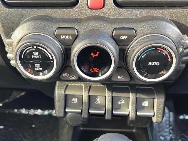 スズキ ジムニー ノマド FC 香川県 2025(令7)年 0.1千km アークティックホワイトパール シートヒーター（D+N席)/背面タイヤ/純正アルミホイール/前後コーナーセンサー/アイドリングストップ/オートライト/LEDヘッドライト/ワンオーナー/４WD/スマートキー