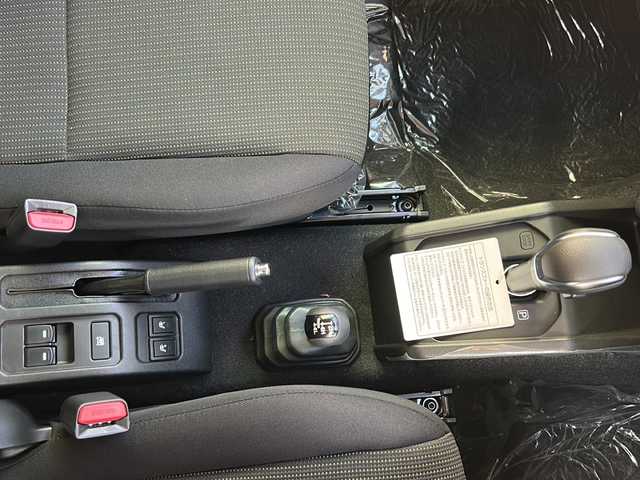 スズキ ジムニー ノマド FC 香川県 2025(令7)年 0.1千km アークティックホワイトパール シートヒーター（D+N席)/背面タイヤ/純正アルミホイール/前後コーナーセンサー/アイドリングストップ/オートライト/LEDヘッドライト/ワンオーナー/４WD/スマートキー